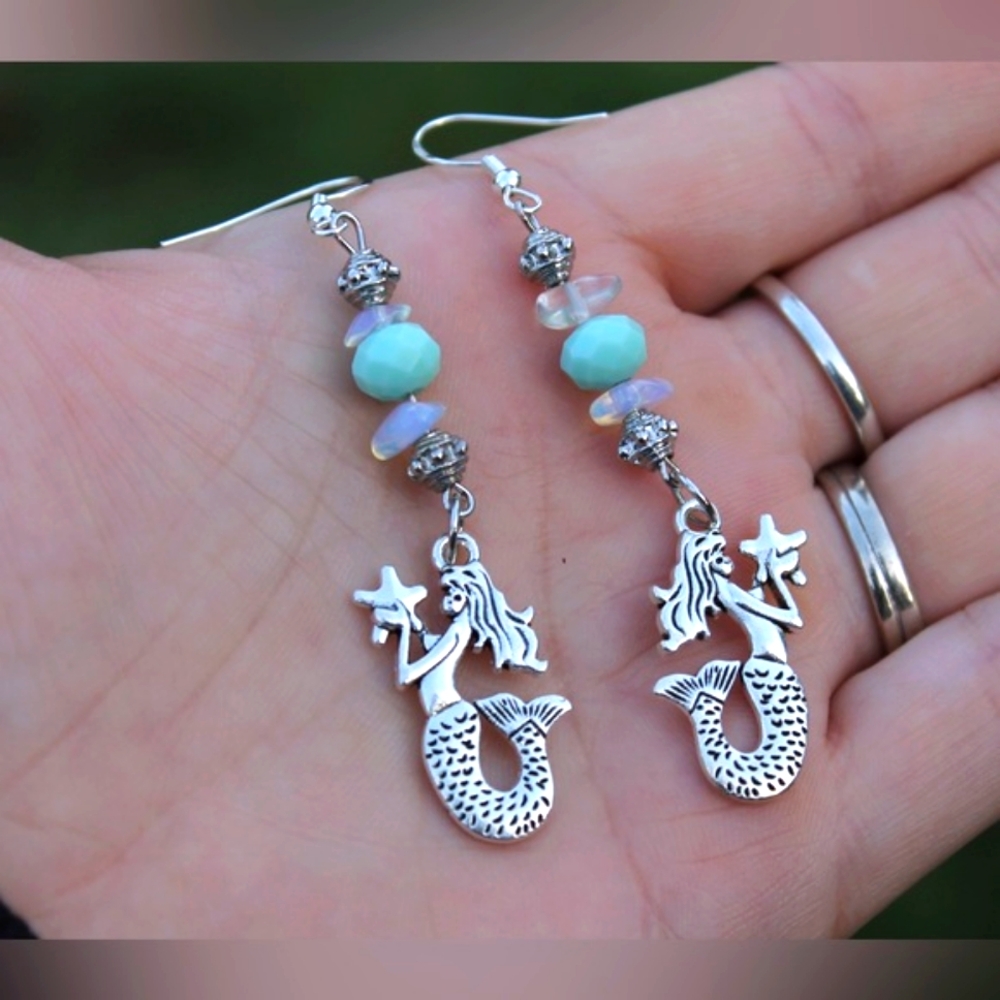 🧜🏻‍♀️ Mermaid Glass Dangle Earrings